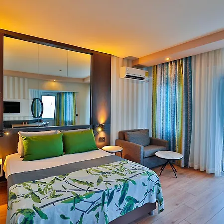 Crystal Land Of Paradise Hotel